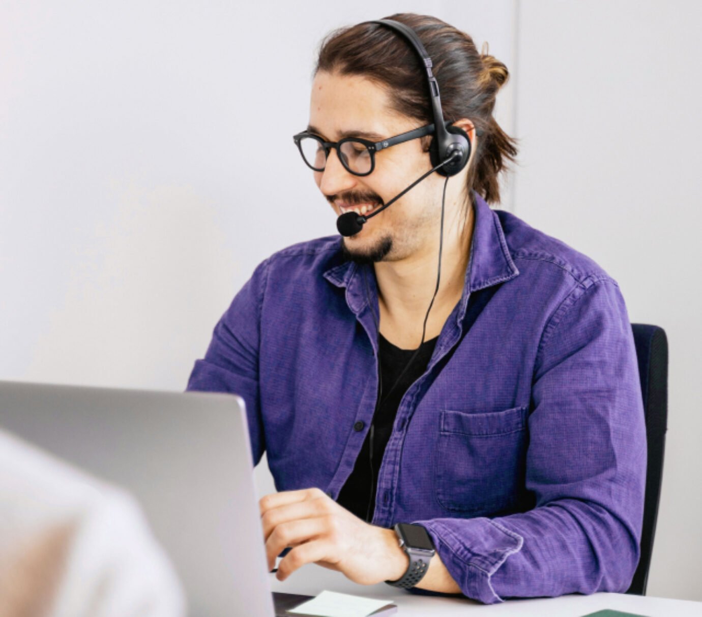 Büronebenjobs_ Mitarbeiter mit Headset