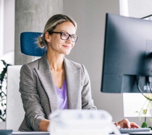 Das Bild zeigt eine Frau, die am Computer sitzt und dort die Zenjob Integrationen nutzt.