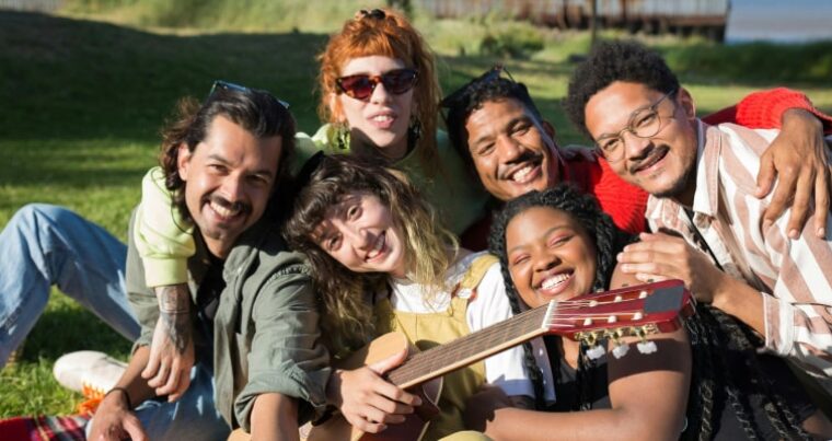 Uni essentials- eine gruppe studenten zusammen im Park