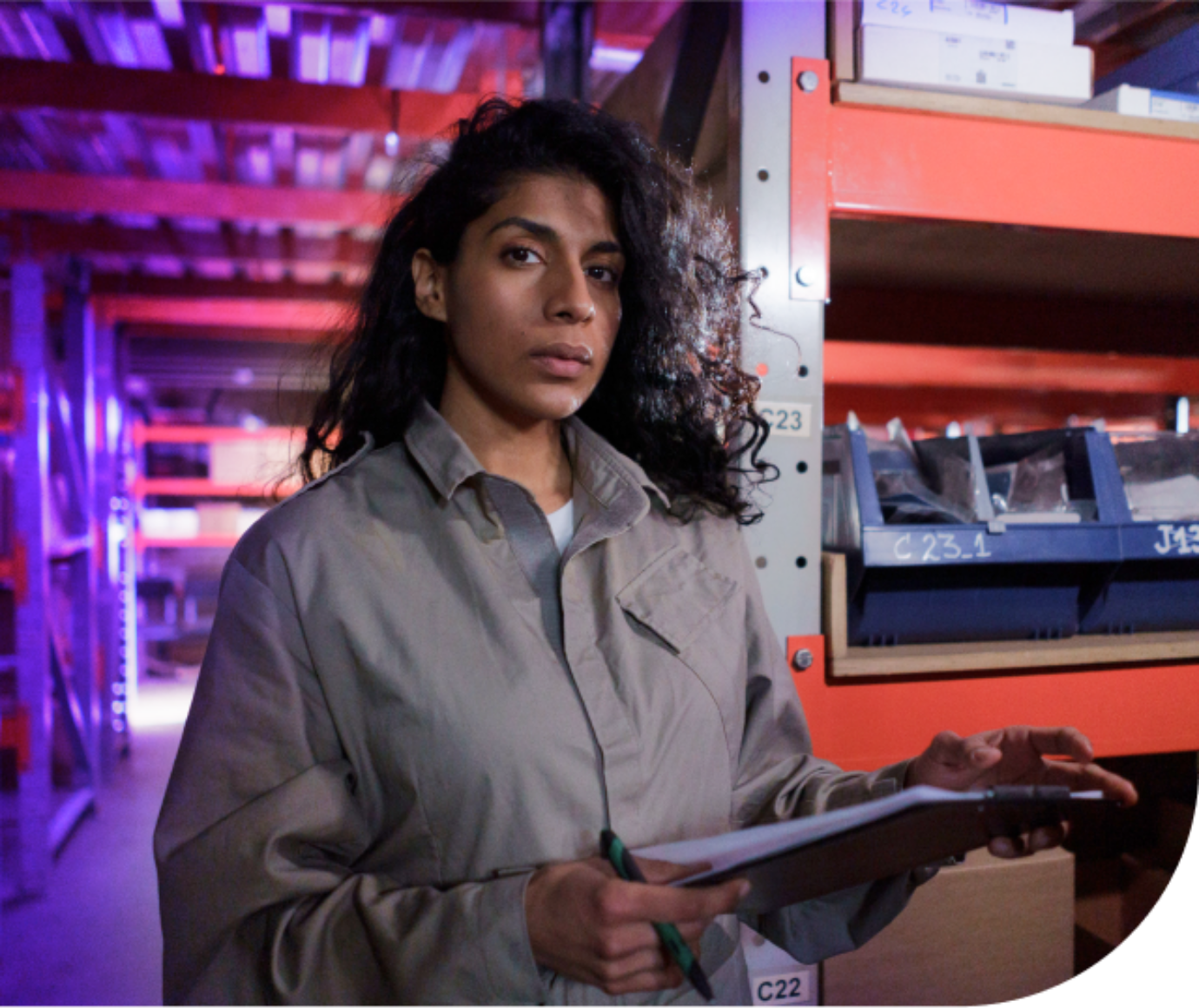 The image shows a young woman who works as a warehouse helper at Zenjob.